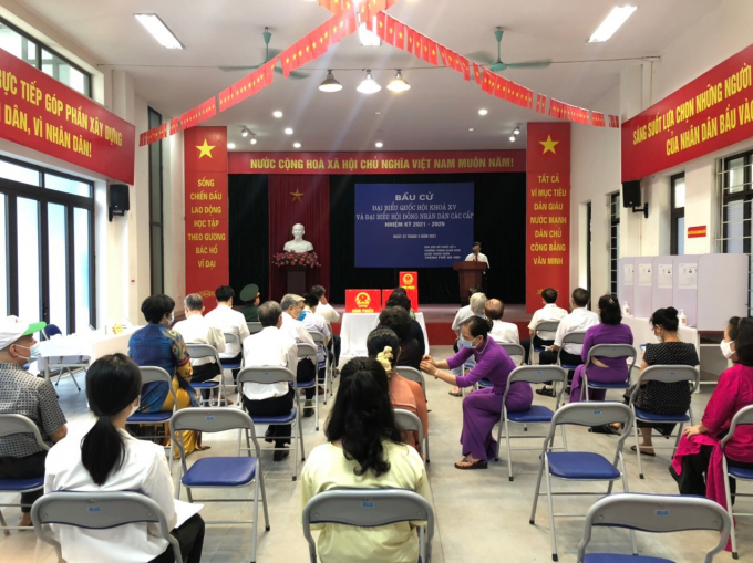 Bên trong phòng bầu cử cũng hạn chế số đại biểu tham dự lễ khai mạc.