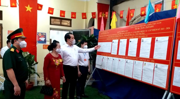 Ông Phạm Hoàng Anh - Phó Bí thư Tỉnh ủy Vĩnh Phúc (thứ 2 từ phải sang) hướng dẫn về quy chế bầu cử tại Phường Trưng Trắc, Thành phố Phúc Yên.