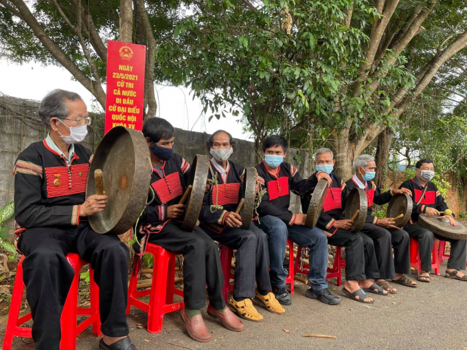 Đồng bào Ê Đê ở buôn AKô Dhong, phường Tân Lập, TP.Buôn Ma Thuột, tỉnh Đăk Lăk! Mang Cồng, Chiêng đi bầu cử!