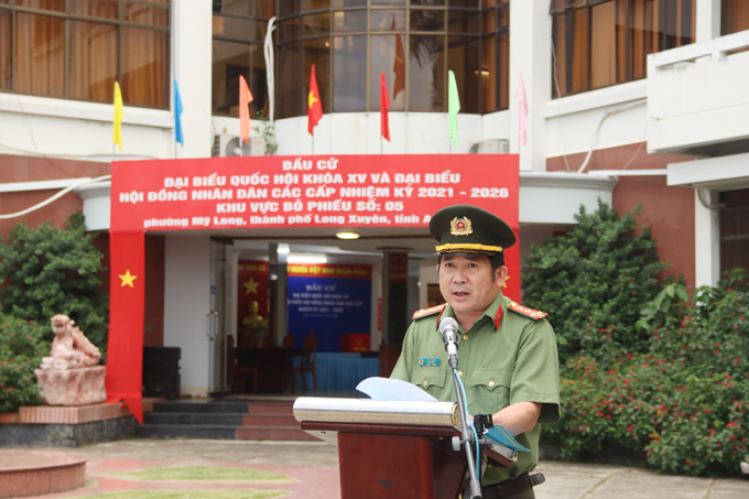 Đại tá Đinh Văn Nơi, Giám đốc Công an tỉnh phát biểu khai mạc bầu cử tại khu vực bỏ phiếu số 5