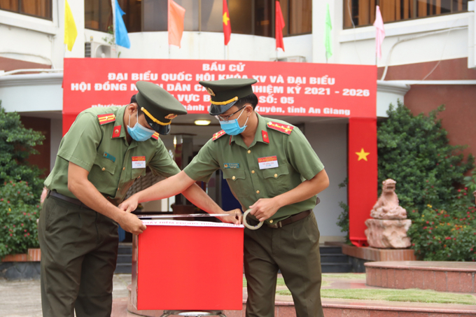 Kiểm tra, niêm phong thùng phiếu