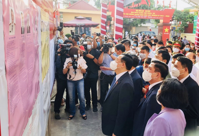 Chủ tịch Quốc hội cùng các đồng chí lãnh đạo Trung ương, TP và cử tri dự lễ khai mạc tại khu vực bỏ phiếu số 1 thị trấn An Lão, huyện An Lão