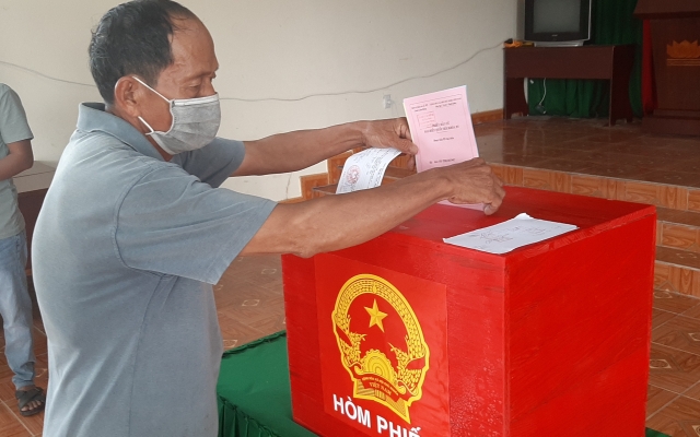 Bà con dân tộc thiểu số xã Đạ R'sal đi bầu cử trong hân hoan