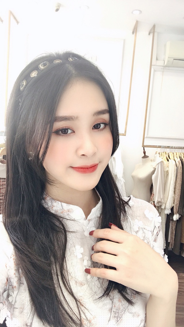 Mỗi khoảnh khắc xuất hiện Vi đều rất chỉn chu, thu hút ánh nhìn của mọi người.