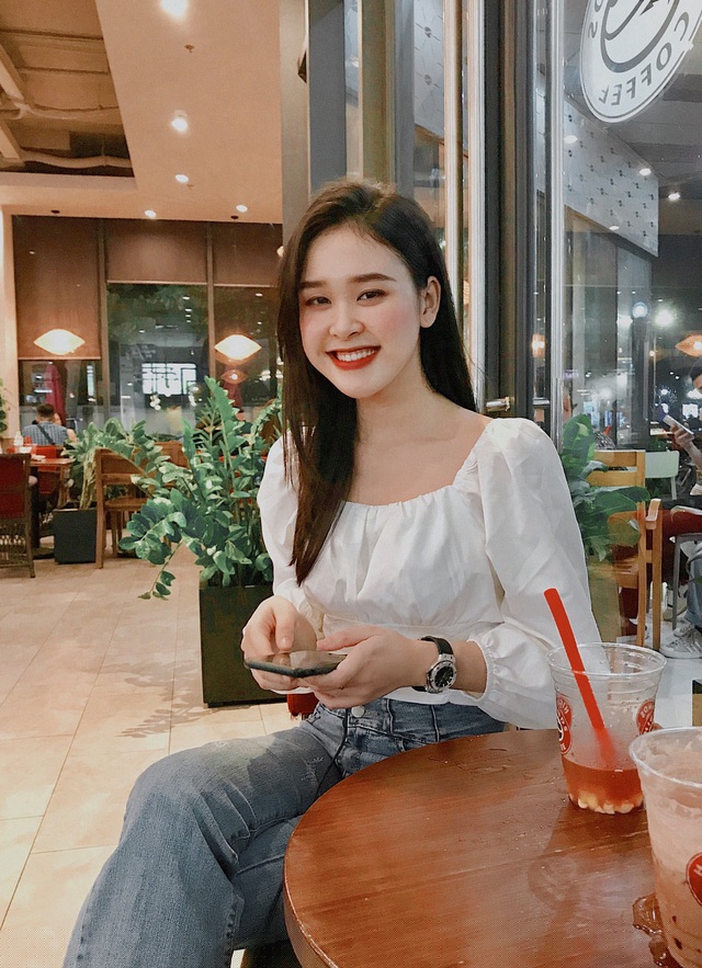 Mỗi khi gặp những thử thách, cô đều vượt qua với nụ cười rạng ngời trên môi.