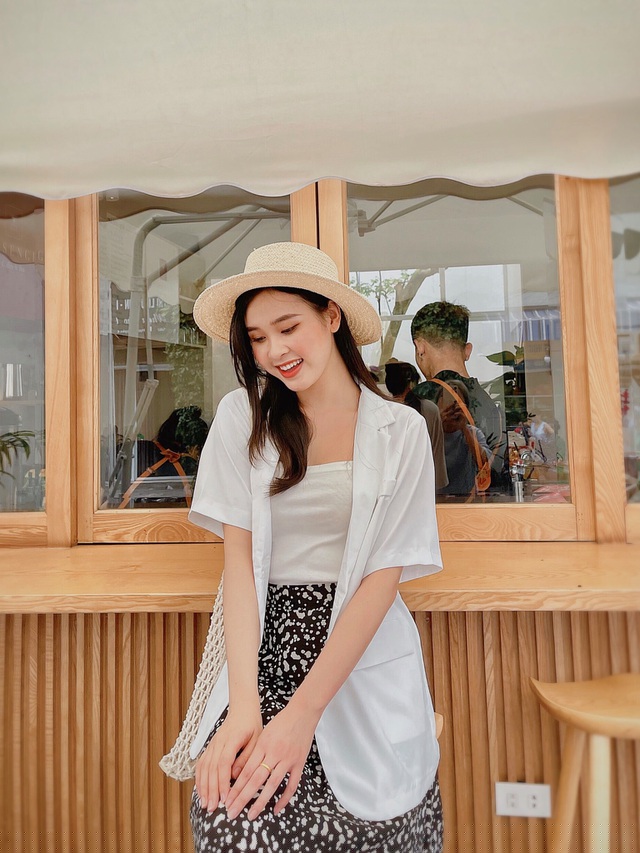 Phong cách ăn mặc trẻ trung, thanh lịch của Vi cũng nhận được rất nhiều lời khen ngợi.