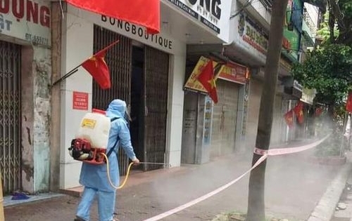 Hai vợ chồng nhiễm Covid-19 cố thủ trong nhà suốt 2 tiếng vì không muốn đi viện