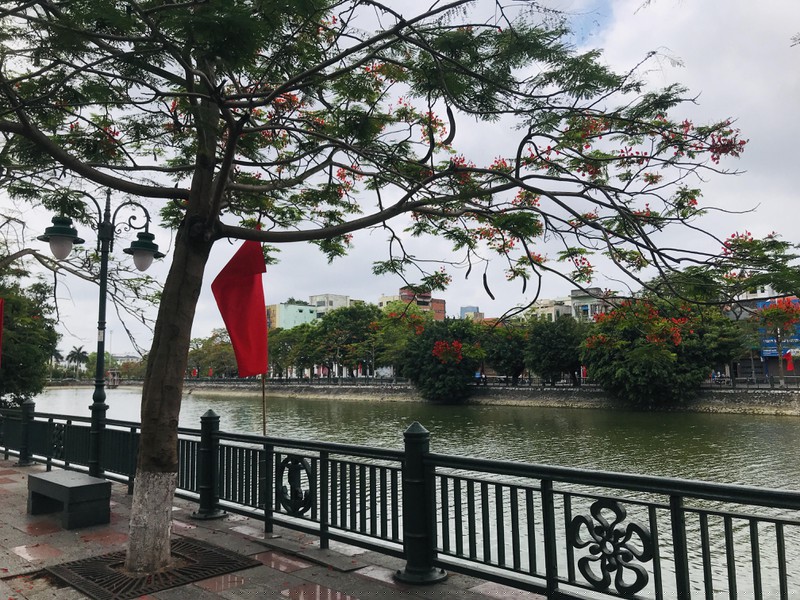 G&oacute;c phố b&igrave;nh y&ecirc;n b&ecirc;n s&ocirc;ng Tam Bạc. 