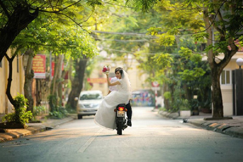  Phố Hồ Xu&acirc;n Hương thơ mộng l&agrave; nơi c&aacute;c cặp đ&ocirc;i đất Cảng đến chụp ảnh. 