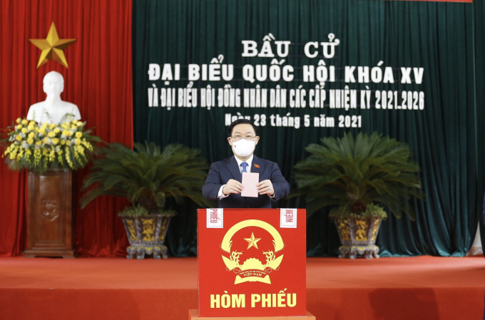 Chủ tịch Quốc hội Vương Đình Huệ thực hiện quyền công dân tại Khu vực bỏ phiếu số 1, thị trấn An Lão, huyện An Lão.