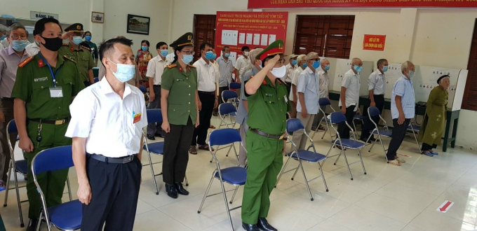 Lễ khai mạc bầu cử diễn ra trong không khí trang trọng nhưng vẫn đảm bảo khoảng cách 2m để phòng chống dịch Covid 19