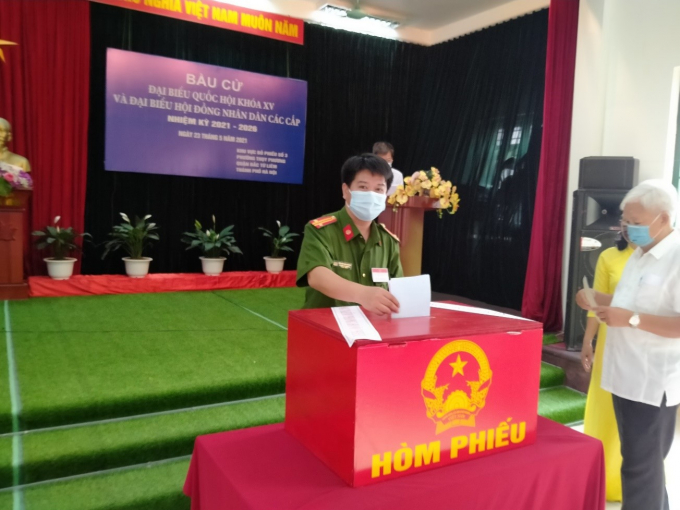 Cán bộ, chiến sỹ Công an quận Băc Từ Liêm thực hiện công tác bảo vệ an ninh, an toàn tuyệt đối trong ngày hội bầu cử 23/5/2021.