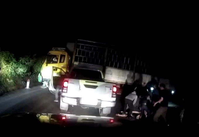 Lực lượng Công an vây bắt các đối tượng vận chuyển ma túy.