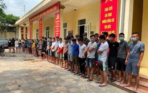 Bất chấp lệnh cấm tụ tập do Covid-19, quán karaoke vẫn để 40 người sử dụng ma tuý