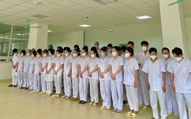 Làm nhiệm vụ trong khu cách ly, nữ hộ lý ở Bắc Giang không thể về chịu tang bố