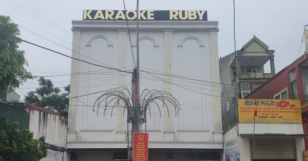 6 khách và 5 tiếp viên bất chấp lệnh cấm vẫn hát karaoke xuyên đêm