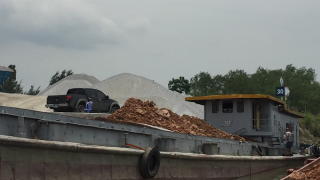 Quảng Ninh:  Liên tiếp phát hiện và bắt giữ nhiều tàu chở đất lậu đang trên đường đưa đi tiêu thụ