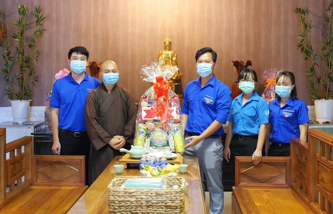 Phó Bí thư Tỉnh Đoàn - Chủ tịch Hội LHTN Việt Nam tỉnh Bình Phước Trần Hoàng Trực (thứ 3, phải sang) trao quà cho chùa Vạn Quang (xã Đồng Tiến, huyện Đồng Phú), mừng Lễ Phật đản 2021