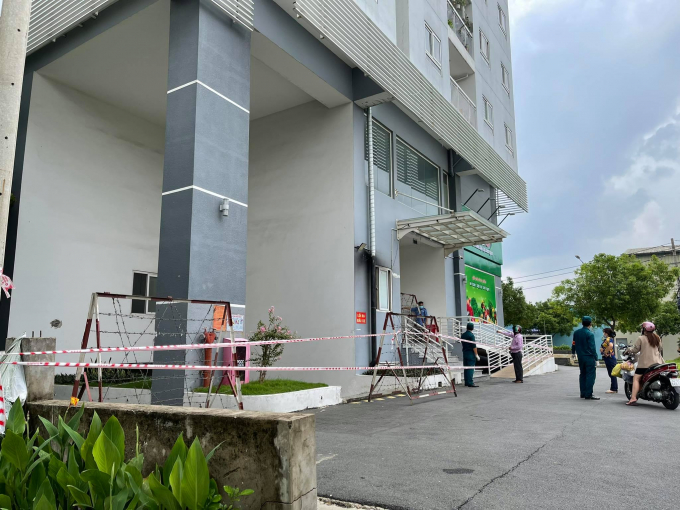 Lực lượng chức năng tiến hành phong tỏa và phun khử khuẩn tại chung cư