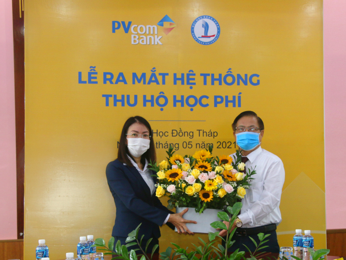 Đại diện PVcomBank và Đại học Đồng Tháp trong lễ ra mắt hệ thống thu hộ học phí.