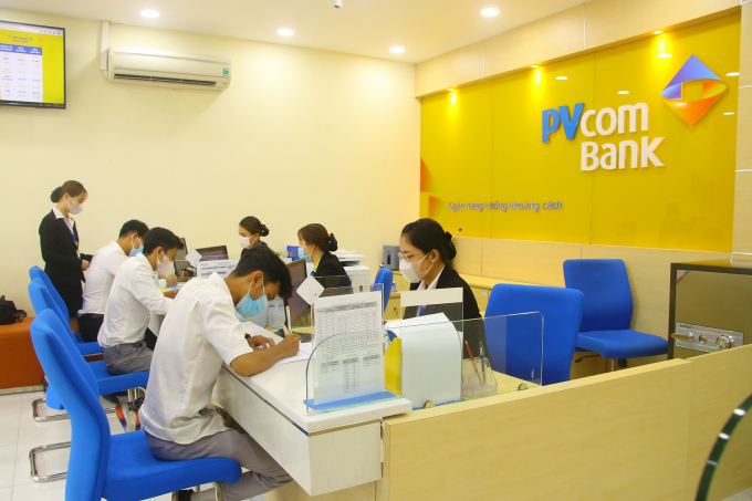 Các em sinh viên được tư vấn và hướng dẫn làm thủ tục nộp học phí tại PVcomBank chi nhánh Đồng Tháp.