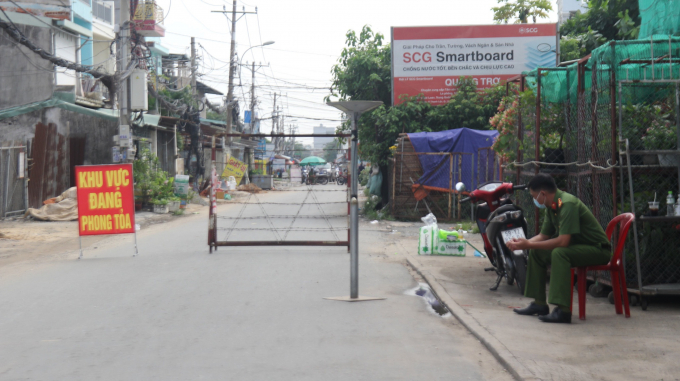 Lực lượng chức năng túc trực tại khu vực phong tỏa tại phường Thạnh Lộc, Quận 12.