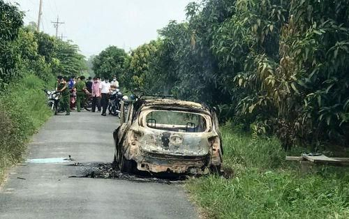 Cháy taxi, một tài xế tử vong trên chiếc xe trơ khung