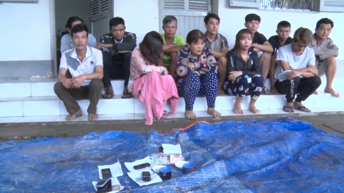 12 đối tượng đánh bạc và tang vật bị lực lượng chức năng phát hiện bắt giữ