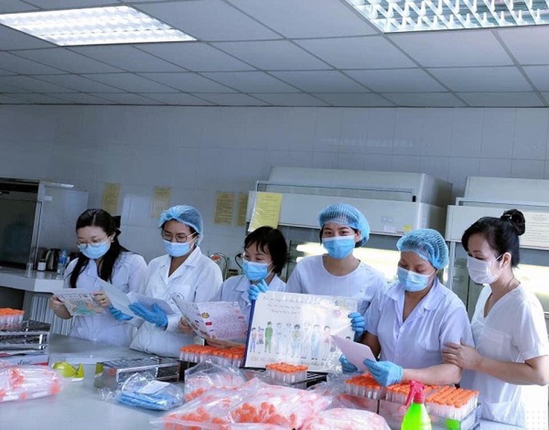 Các cán bộ trung tâm kiểm soát dịch bệnh (CDC) nhận