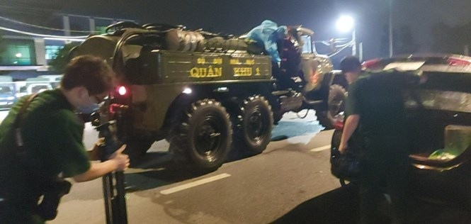 Bộ chỉ huy quân sự tỉnh Bắc Ninh tiến hành phun khử khuẩn đối với toàn bộ các xã, thị trấn trên địa bàn huyện Thuận Thành.