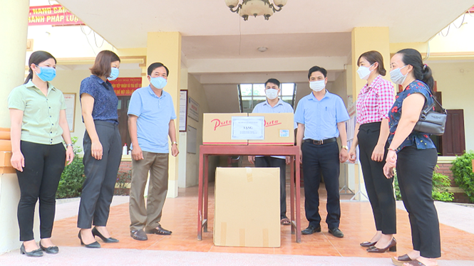 Các mạnh thường quân, các nhà hảo tâm quyên góp, ủng hộ người dân vùng cách ly vượt qua khó khăn và ảnh hưởng của dịch bệnh.