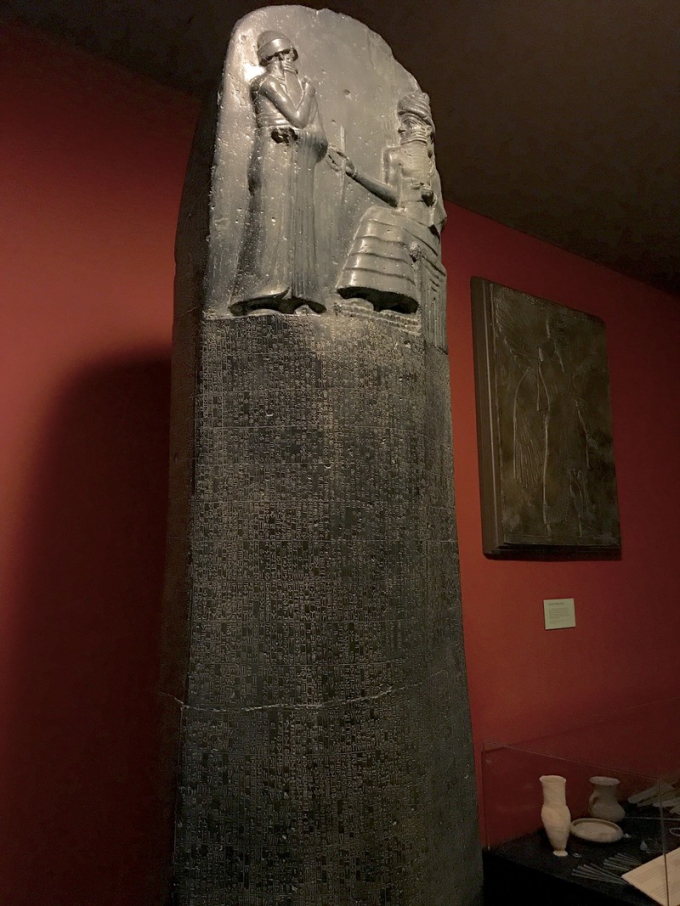 Bộ luật Hammurabi ng&agrave;y nay được lưu giữ tại bảo t&agrave;ng Louvre (Ph&aacute;p).