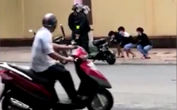 [Clip]: Vi phạm giao thông, 3 học sinh bị phạt "đứng lên - ngồi xuống"
