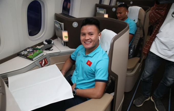 Tiền vệ Quang Hải trên máy bay. (Ảnh: Hoàng Linh/TTXVN)