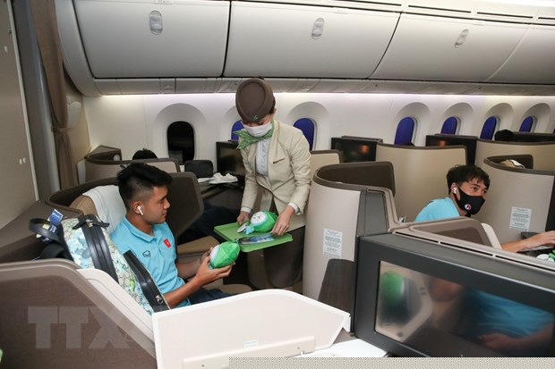 Đại diện hãng hàng không tặng quà lưu niệm cho các cầu thủ. (Ảnh: Hoàng Linh/TTXVN)