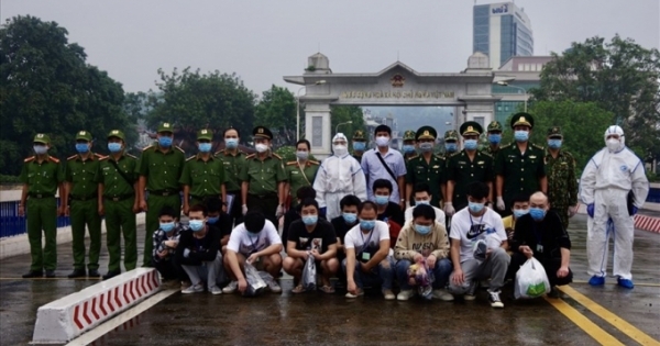 Trao trả 16 người Trung Quốc nhập cảnh trái phép vào Việt Nam
