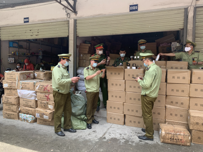 Lực lượng chức năng kiểm đếm hàng hóa vi phạm. Ảnh Cục QLTT Lạng Sơn