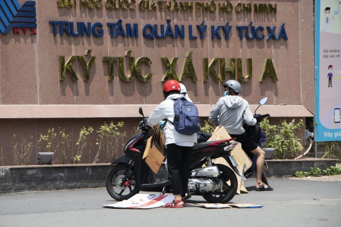 Sinh viên mua thùng các tông để đựng đồ đạc trước khi chuyển đi.