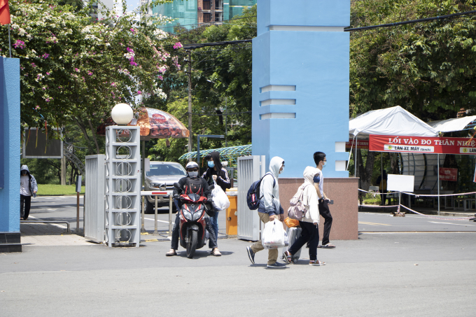 Nhiều sinh viên nội trú tại ký túc xá Đại học Quốc gia TP.HCM bắt đầu thu dọn quần áo, đồ đạc để chuẩn bị cho nơi đây thành khu cách ly tập trung.