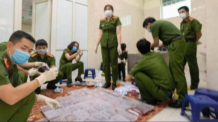 Công an quận Hà Đông kiểm đếm số thai nhi cất trong tủ đông lạnh.