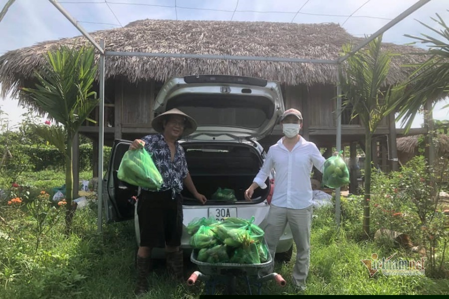 Không chỉ mở lớp dạy online gây quỹ, mới đây, thầy Minh còn quyết định rao bán vườn ngô do chính tay mình trồng.