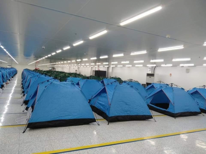 Nhà bạt dã chiến để phục vụ công nhân ăn, nghỉ tại chỗ trong nhà máy. Ảnh: VOV.vn