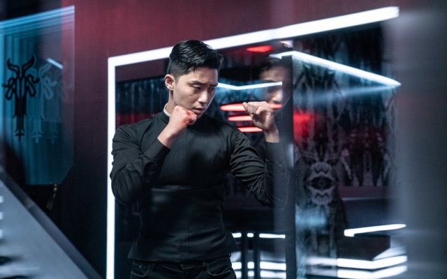 Park Seo Joon khoe cơ bắp, lăn xả diệt trừ tà ma