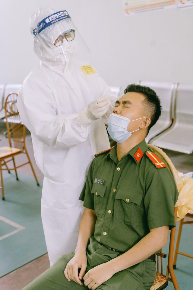 Trung Anh đang tiến hành lấy mẫu xét nghiệm cho một chiến sĩ công an tại Bắc Giang