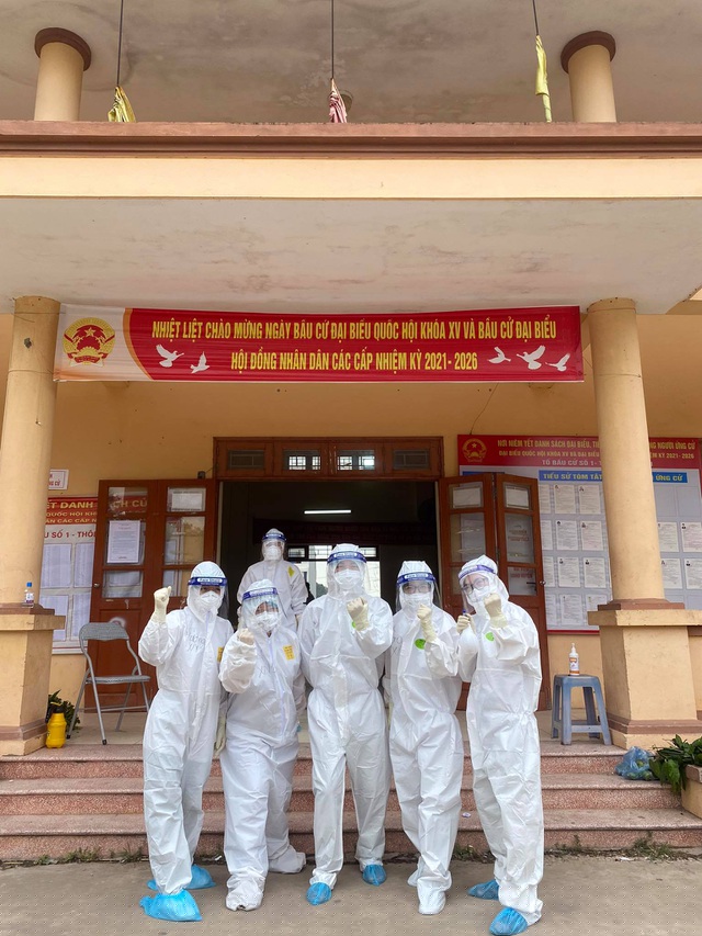 Trong bộ đồ bảo hộ kín bưng, Nhàn cùng đồng đội quyết tâm chiến thắng đại dịch.