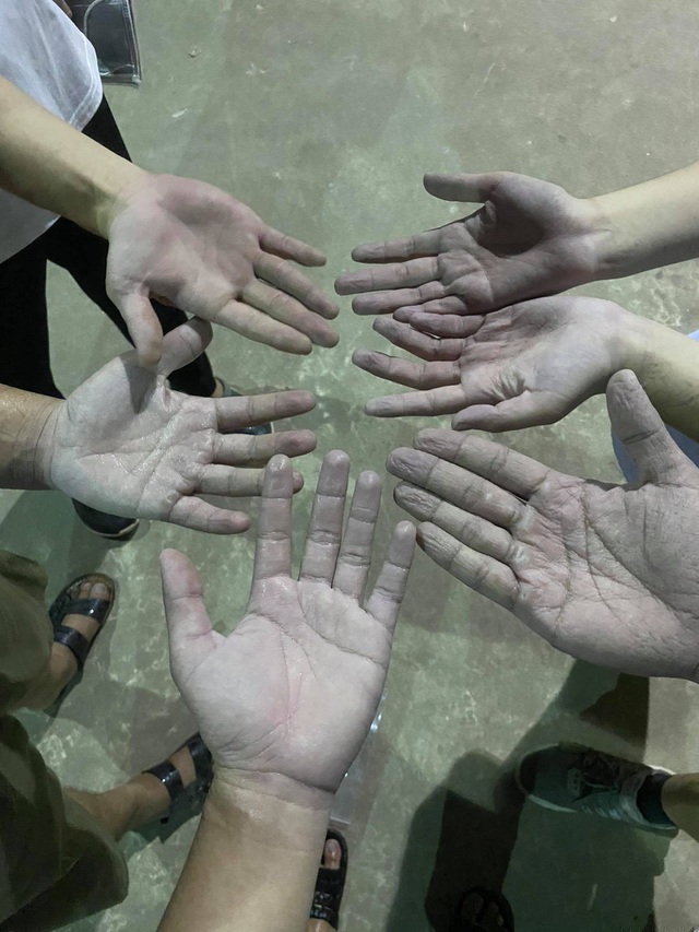 Những bàn tay nhăn nheo, trắng bệch vì đeo găng tay nhiều giờ của các sinh viên.