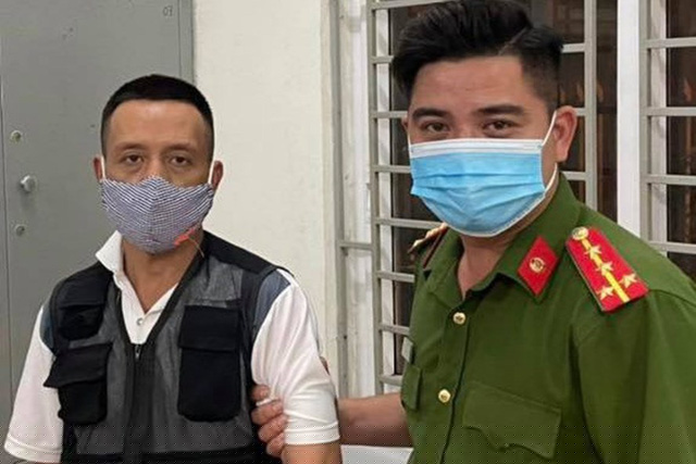 Nghi phạm trốn truy nã Nguyễn Văn Sáng (trái) bị công an bắt giữ.