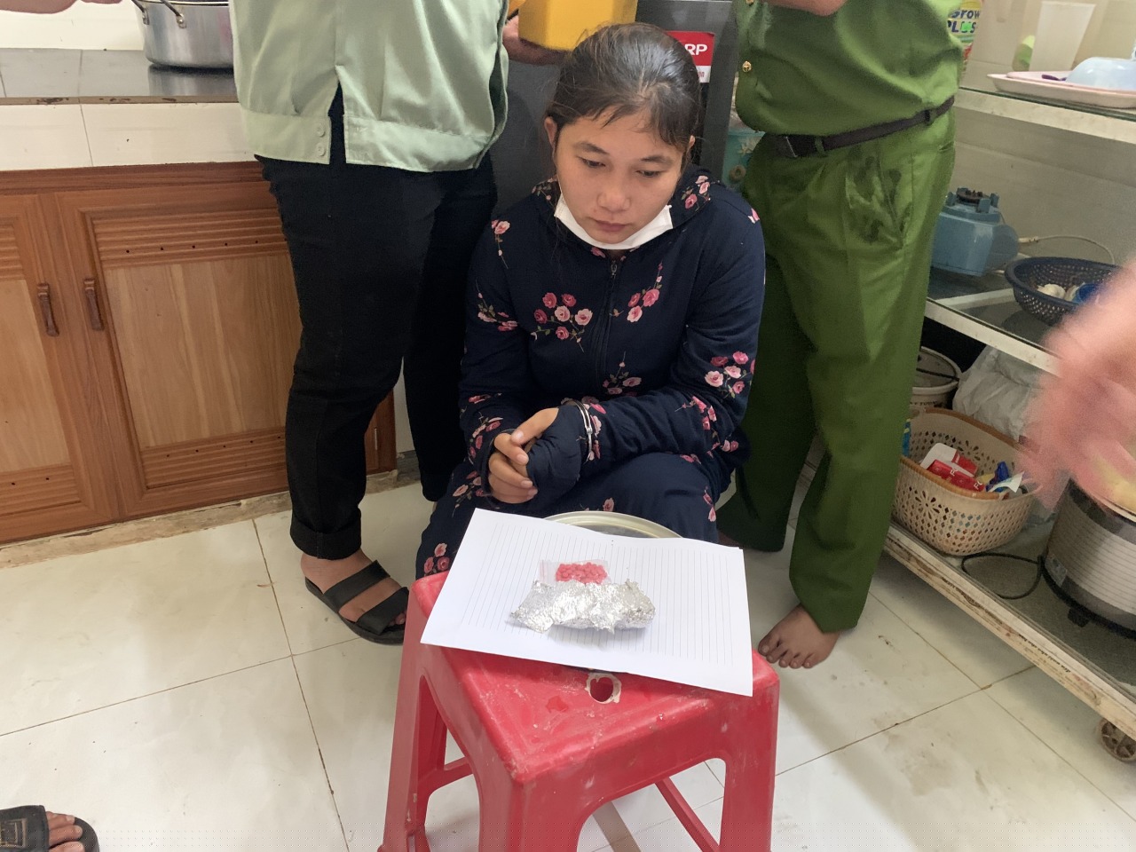 Đối tượng Nguyễn Thị Huyền Trang cùng tang vật bị thu giữ tại nhà ở của đối tượng