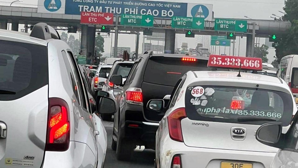 rạm thu phí Cao Bồ phải xả trạm vì ùn tắc kéo dài.