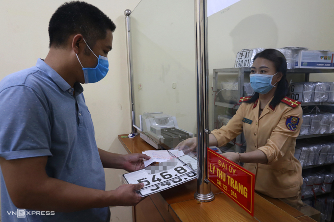 Người dân nhận biển đăng ký xe máy ngày 4/9/2020 tại Hà Nội. Ảnh: Bá Đô